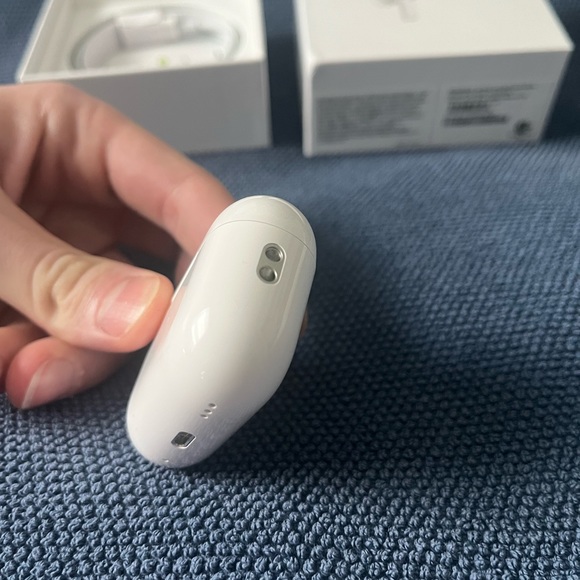 Apple air pod pro gen 2 with MagSafe charging case - White - Picture 4 of 5